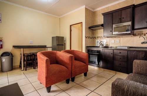 Buffelspoort Hotel | Relaxing Getaway at ATKV Buffelspoort with Pool & Hot Tub