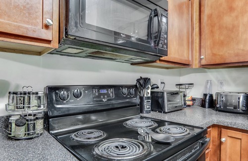 College Park House | Atlanta luxury vibes w/fast Wi-Fi & hot tub -3 mins to Atl airport
