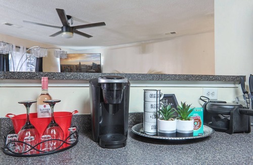 College Park House | Atlanta luxury vibes w/fast Wi-Fi & hot tub -3 mins to Atl airport