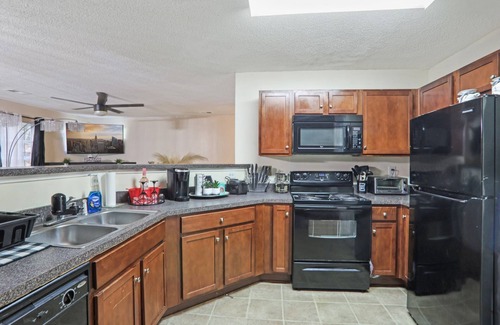 College Park House | Atlanta luxury vibes w/fast Wi-Fi & hot tub -3 mins to Atl airport