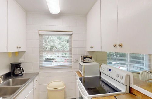 Jekyll Island Apartment | Atlantic Breeze #5: Family-Friendly Retreat with Pool