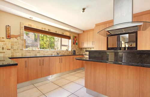 Cape Town House | Atlantic Breeze: 4-Star Retreat with Pool & Breakfast