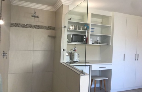 Cape Town House | Atlantic Breeze: 4-Star Retreat with Pool & Breakfast