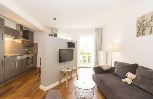 Warnemuende Apartment | Discover Atlantic: Your Riverside Retreat with Breakfast