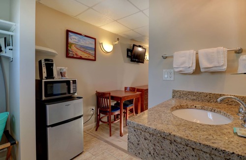Wells Beach Hotel | Oceanfront Retreat with Pool & Breakfast - Rated 9.2/10