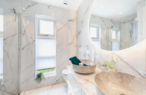 Gjengstoa Apartment | Atlantic Panorama: Pet-Friendly Retreat with Hot Tub