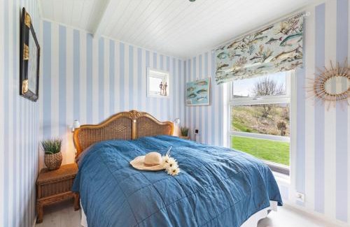 Gjengstoa Apartment | Atlantic Panorama: Pet-Friendly Retreat with Hot Tub