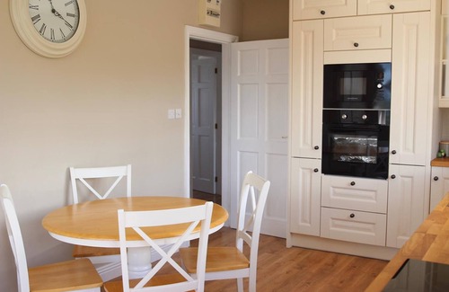 Lisdoonvarna Cottage | Atlantic Rose Cottage: Family-Friendly Bungalow with Breakfast