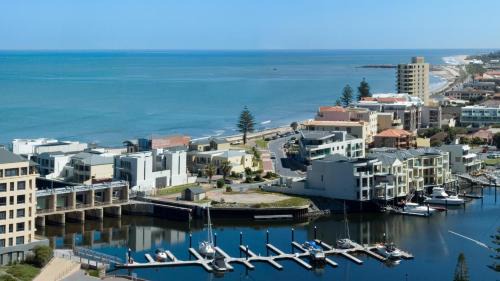 Glenelg Hotel | Discover Atlantic Tower Motor Inn: Family-Friendly Getaway