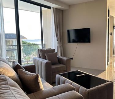 Chonburi Hotel | Atlantis Manor: Oceanfront Retreat with Private Beach Access