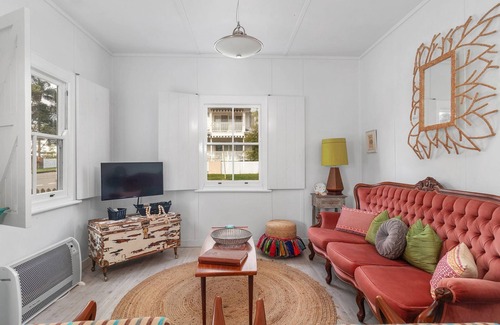 Currarong Hotel | Atlantis: Retro Beachside Retreat for Couples and Pets