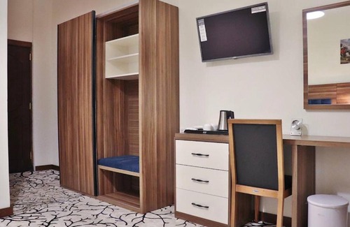 Abī al Khaşīb Hotel | Discover Atlas Hotel Basra: 4-Star Stay with Breakfast