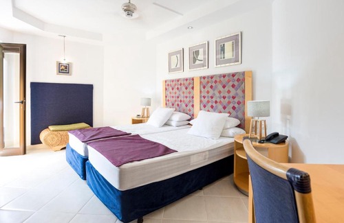 Los Cristianos Resort | Discover Atlas Suites Tenerife: Family-Friendly & Pool Access