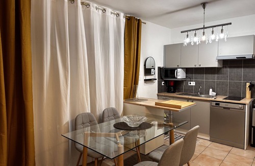 Miplaine Apartment | Cozy Retreat Near Eurexpo with Spa and Hot Tub Amenities