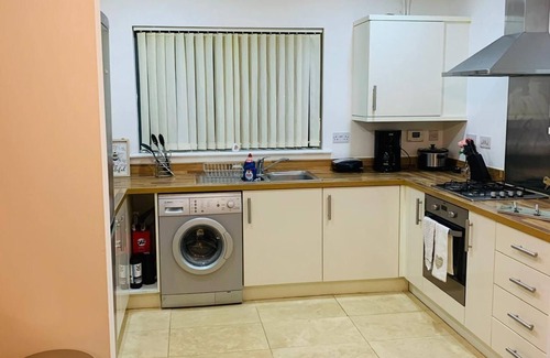 Thames House | Budget-Friendly Haven: Private Double Room Near London