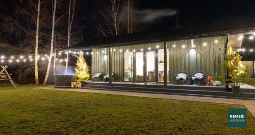 Pieriga House | Relaxing Retreat at Atpūtas vieta Remeši with Ocean Views