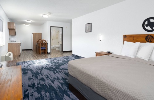 McGregor Hotel | Comfortable Stay at Atria Hotel and RV McGregor with Pool