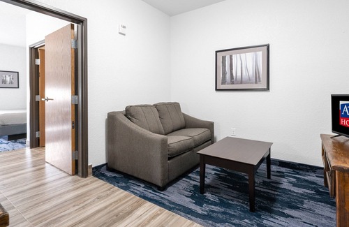 McGregor Hotel | Comfortable Stay at Atria Hotel and RV McGregor with Pool