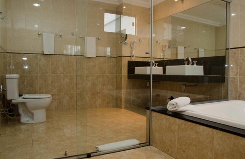 Parauapebas Hotel | Inviting Atrium Confort Hotel Parauapebas with Pool & Spa
