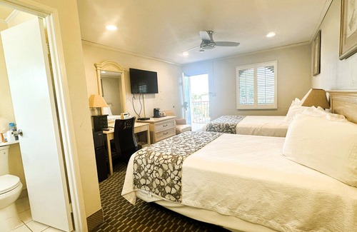 High Point Hotel | Eco-Friendly Atrium Inn: Family & Kitchen Amenities Await