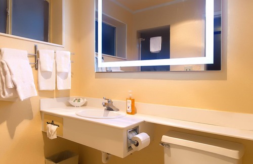 High Point Hotel | Eco-Friendly Atrium Inn: Family & Kitchen Amenities Await