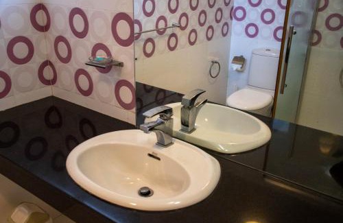 Boralesgamuwa House | Budget-Friendly Atrium Leisure with Family Amenities