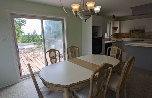 Ragueneau House | Cozy Bungalow Retreat Near Baie-Comeau with Hot Tub