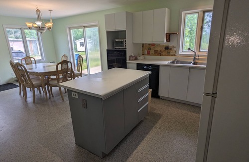 Ragueneau House | Cozy Bungalow Retreat Near Baie-Comeau with Hot Tub