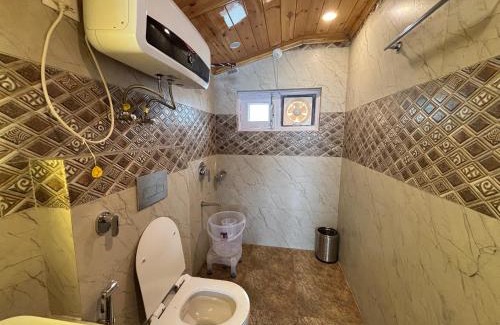 Theog Bed & Breakfast | Attic cozy retreat by high rise inn kufri