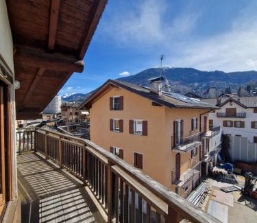Baselga di Pine Apartment | Cozy Attico in Centro: Ocean View & Pet Friendly Stay