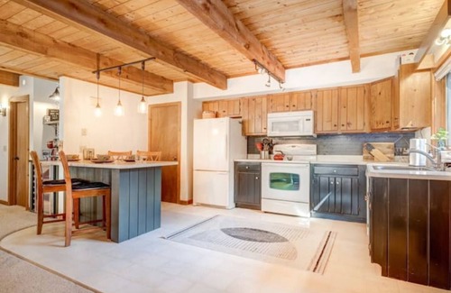 Intervale House | Attitash Family Favorite - Game Room & Cozy Gas Fireplace