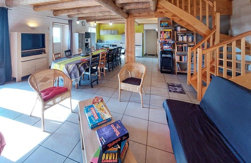 Vielprat House | Family-Friendly Wooden Retreat with Spa and Kitchen Amenities