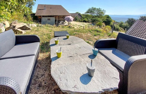 Vielprat House | Family-Friendly Wooden Retreat with Spa and Kitchen Amenities