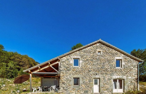 Vielprat House | Family-Friendly Wooden Retreat with Spa and Kitchen Amenities