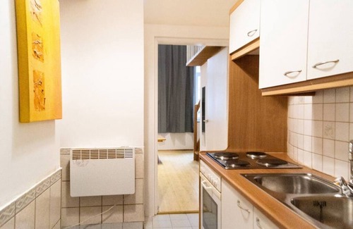 Neulerchenfeld Apartment | Cozy 1 BR Apartment Near Wiener Stadthalle with Kitchen