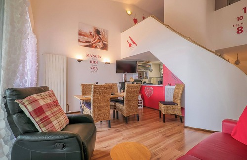 Susello Apartment | Captivating 3½-Room Apartment with Pool and Lake View