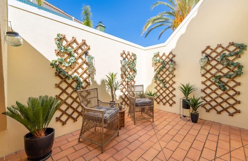Ferragudo House | Cozy Beachside Apartment with Pool and Ocean Views