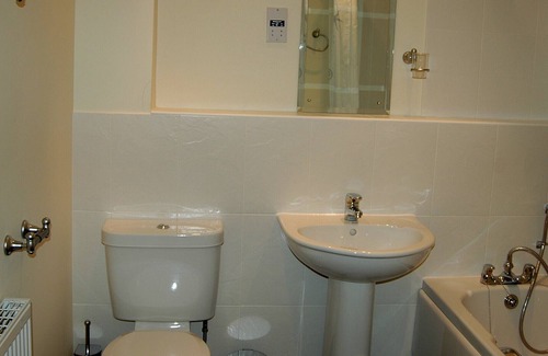 Sunbury on Thames Apartment | Attractive & comfortable apartment in Sunbury-On-Thames, West London