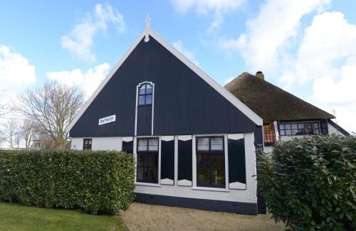 Oosterend House | Cozy Holiday Home in Oost Texel with Terrace & Pet-Friendly