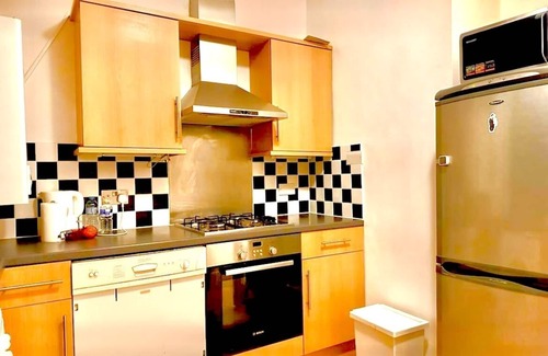 Riverside Apartment | Inviting Tower Bridge Apartment Steps from the Riverside