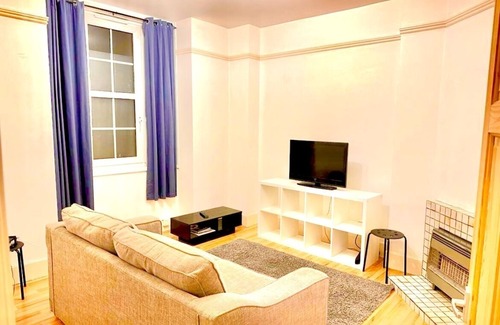 Riverside Apartment | Inviting Tower Bridge Apartment Steps from the Riverside