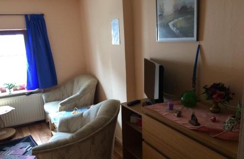 Jenfeld House | Cozy Glogauer House with Oceanfront Views and Pet-Friendly