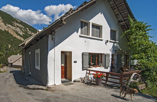 Les Vigneaux Apartment | Cozy Studio with Pool and Ocean Views in the Mountains
