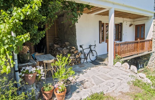 Les Vigneaux Apartment | Cozy Studio with Pool and Ocean Views in the Mountains