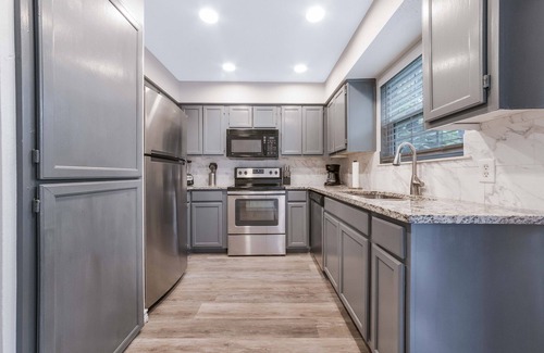 Sonesta West House | Stylish ATX 2-Bedroom Townhome with Spa and Hot Tub