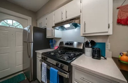 South Manchaca Apartment | ATX Casa Feliz Bnb ~ Near SoCo Nest and Westgate