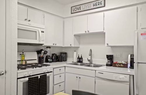 Hyde Park Apartment | ATX Casa Vida BnB ~ Near North Loop & UT