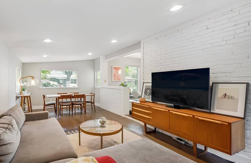 Highland House | Cozy ATX City Bungalow: Perfect Family Retreat in Austin