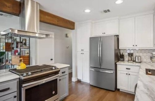 Highland House | Cozy ATX City Bungalow: Perfect Family Retreat in Austin
