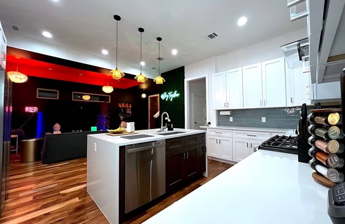 MLK House | ATX Hype House 6th Street 5 min Drive